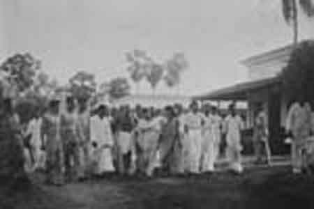 Gandhiji with others going to the prayer meetin at Sodepur Khadi Pratishthan.jpg
